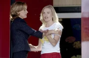 Jelena Kaiser (Noémi Domokos, re.) ist außer sich, als sie von ihrer Mutter Sonja (Sabine Bach) vom Tod ihres Vaters erfährt.