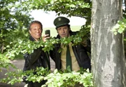 ARD HEITER BIS TÖDLICH - HUBERT UND STALLER FOLGE 5 (WH.), "Der Sturz des Königs", am Mittwoch um 18:50 Uhr im ERSTEN. Franz Hubert (Christian Tramitz, l.) und Johannes Staller (Helmfried von Lüttichau, r.) bei "verdeckten" Ermittlungen.