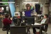 (v.li.): Clark Duke (Barry), Odette Annable (Nicole), Ashton Kutcher (Walden Schmidt).