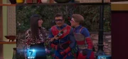 Ray Manchester / Captain Man (Cooper Barnes, m.), Henry Hart (Jace Norman, r.)