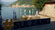 Der Verpackungskünstler Christo verwirklichte am Iseo-See sein Großprojekt „The Floating Piers“. Goldgelbe Schwimmstege verbanden die Insel Monte Isola mit dem Ufer. Das Ereignis dauerte nur 16 Tage und zog 1,2 Millionen Besucher in seinen Bann. Heute zeugt nur noch das Schild von dem Kunstprojekt.