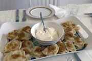 Leckere Piroggen mit Kartoffel-Käse-Füllung: Für das Gericht aus Osteuropa kauft Elzbieta in New York typisch polnische Zutaten.