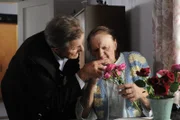 Bürgermeister Schattenhofer (Werner Rom) besucht eine alte Dame.
