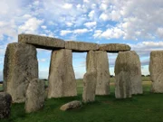 Die gewaltigen Felsbrocken, Megalithen, zu Deutsch "große Steine" gaben einer ganzen Epoche ihren Namen und sind Kennzeichen für einen einschneidenden Wandel in der Entwicklung der Menschheit.  Die ersten Megalithen von Stonehenge wurden vor ungefähr vor 4 600 Jahren aufgestellt.