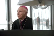 Bischof Rossbauer (Horst Sachtleben) traut seinen Ohren nicht. Die Mutter Oberin will den Klosterwald nun doch verkaufen.