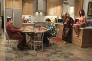Während Alan (Jon Cryer, l.) Jenny (Amber Tamblyn, 2.v.r.) Ratschläge für ihre Beziehung mit Brooke (Aly Michalka, r.) gibt, trifft Walden (Ashton Kutcher, 2.v.l.) auf eine attraktive Frau, die einmal für ihn gearbeitet hat.