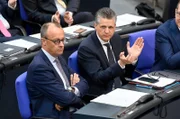 Friedrich Merz (l.) und Thorsten Frei sind seit Jahren ein Gespann auf dem Weg zur Macht. Im Bundestag saßen sie nebeneinander.