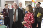 Autohausbesitzer Mr. Elhert (Brian Doyle-Murray, l.) beauftragt die Motivationsberaterin Abby (Amy Sedaris, r.), um die Verkaufszahlen hochzutreiben. Frankie befürchtet, dass die Dame ihr den Job kosten könnte ...