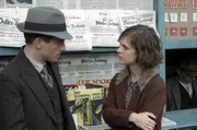 Charlotte Ritter (Liv Lisa Fries) und Gereon Rath (Volker Bruch) beratschlagen sich.