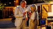 Brigitte (Eleonore Weisgerber) und Stallbewohner Bartl (Friedrich von Thun) verstehen sich.