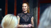 Prostituierte Delphia versucht mit einer Sexarbeiterinnen-Kieztour auf der Reeperbahn durchzustarten und sich so ein zweites Standbein aufzubauen. Eine begleitete Tour entscheidet über ihre Zukunft.