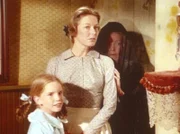 Laura und Caroline geben Maddie Schutz.