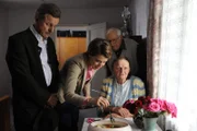 Bürgermeister Schattenhofer ist sichtlich betroffen, als er mit Maria die alte Dame besucht. Von links: Bürgermeister Schattenhofer (Werner Rom) und Maria Kirchleitner (Daniela März).