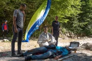 Der Profi-Paraglider Mike Bischoff ist in den Tod gestürzt. War es kein Unfall? Die Ermittlungen der Kommissare bestätigen zunehmend diese These. V.l.n.r. Jerry Paulsen (Peter Marton), Pathologin Sonja Bitterling (Genoveva Mayer), Caro Reiser (Sarah Thonig) und Komparsen