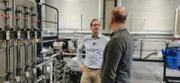 Experte für Wasserstofftechnik Markus Kainz (r.) in der RAG-Austria Anlage