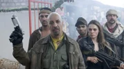 Emily und Flynn müssen feststellen, dass eine Gruppe von zwielichtigen Gestalten, unter Führung des brutalen, skrupellosen General Samir (Erick Avari, 2.v.l.), ebenfalls an der Karte interessiert ist...
