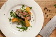 Ein fränkischer Klassiker ist die Leibspeise von Dominik Gareis. Schon bei seiner Oma hat er Blaue Zipfel kennengelernt. Für seine Familie kocht der Lkw-Fahrer aus Weißenbrunn bei Kronach nach dem traditionellen Rezept und verrät, welche Würste in den Zwiebelsud gehören. Davon inspiriert kocht Vroni Lutz ein im Essigsud mariniertes Rinderfilet mit Pastinaken-Kartoffel-Püree an gebratenen Kräuterseitlingen.