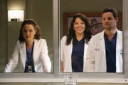 Schließen Wetten ab, wer beim Tischtennis gewinnen wird: Jo (Camilla Luddington, l.), Alex (Justin Chambers, r.) und Callie (Sara Ramirez, M.) ...