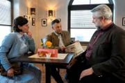 Kommissar Stadler (Dieter Fischer, r.) und seine Frau Hilde Stadler (Isabel Mergl, l.) sind gespannt auf die Erklärung ihres Freundes Karli Schlickenrieder (Gerhard Wittmann, M.).