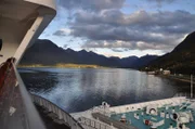 Der halbe Schiffsbug im Romdalsfjord.