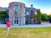 Karl Ploberger vor dem denkmalgeschütztes elisabethanisches Landhaus "Prideaux Place" in der Gemeinde Padstow, Cornwall.
