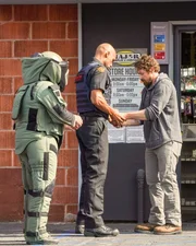 "Station 19", "Auf verlorenem Posten." Maya überrascht Andy und Sullivan mit der Ankündigung, dass sie zugunsten Andys zurücktreten will. Sullivan wird jedoch anderswo gefordert: Der Army-Veteran Kyle droht, ein Pfandhaus in die Luft zu sprengen. Mit seiner Erfahrung als Ex-Marine versucht Sullivan den emotional aufgewühlten Mann zu beruhigen. In der Station 19 helfen Vic und Dean unterdessen einem älteren Mann, der offensichtlich an Alzheimer erkrankt ist. Im Bild (v.li.): Boris Kodjoe (Robert Sullivan), Josh Kelly (Kyle).