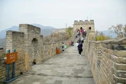 Auf dem Mutianyu-Abschnitt der Chinesischen Mauer, der während der Ming-Dynastie auf den steilen Klippen einer Bergkette errichtet wurde. Dieser Abschnitt der Chinesischen Mauer liegt etwa 90 Autominuten von Peking entfernt und wird täglich von Tausenden von Touristen besucht.