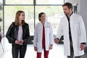 Dr. Marc Lindner (Christian Beermann, r.) hatte Leni Fichtner (Leonie Wesselow, l.) bereits einmal das Leben gerettet. Nun ist der Krebs zurück. Assistenzärztin Rebecca Krieger (Milena Straube, M.) steht Marc bei dieser Herausforderung zur Seite. Dr. Marc Lindner (Christian Beermann, r.) hatte Leni Fichtner (Leonie Wesselow, l.) bereits einmal das Leben gerettet. Nun ist der Krebs zurück. Assistenzärztin Rebecca Krieger (Milena Straube, M.) steht Marc bei dieser Herausforderung zur Seite.