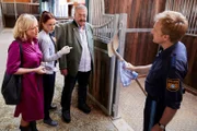 Polizeihauptmeister Mohr (Max Müller, r.) zeigt den Kommissaren Danner (Katharina Abt, l.) und Hofer (Joseph Hannesschläger, 2.v.r.) sowie Pathologin Mai (Sina Wilke, 2.v.l.) die vermeintliche Tatwaffe: eine Schaufel.