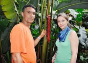 SF unterwegs - La Réunion Parfum- und Gewürzgartenbesitzer Patrick Fontaine mit Moderatorin Wasiliki Goutziomitros