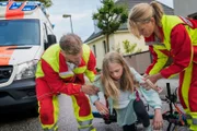 Praxis mit Meerblick – Dornröschen Sie eilen zu Hilfe: Tanja Wedhorn als Nora Kaminsiki, Moritz Brandt als Lea Schwarz, Bo Hansen als Lars Hinrichs