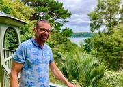 Karl Ploberger in den Lamorran House Garden.
