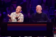 Rateteam-Kapitän Bernhard Hoëcker (l.) mit dem Sterne- und Fernsehkoch Christian Lohse (r.).