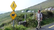 Bradley Mayhew am Dingle-Weg in Kerry, Irland.