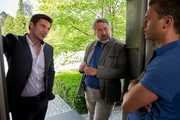 Im Rahmen der Ermittlungen befragen die Kommissare Hansen (Igor Jeftic, l.) und Stadler (Dieter Fischer, M.) Johann Sperl (Günter Bubbnik, r.), den Ex-Freund des Mordopfers. Im Rahmen der Ermittlungen befragen die Kommissare Hansen (Igor Jeftic, l.) und Stadler (Dieter Fischer, M.) Johann Sperl (Günter Bubbnik, r.), den Ex-Freund des Mordopfers.