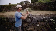 Pietro di Malta ist Steinmetz und baut die typischen Steinmauern der Insel. Pietro di Malta ist Steinmetz und baut die typischen Steinmauern der Insel.