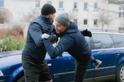 Philipp Brentano (Thomas Koch, li.) und Kai Hoffmann (Julian Weigend, re.) werden auf ihrer morgendlichen Joggingrunde fast von einem Auto überfahren.