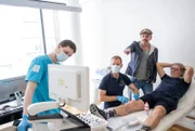 Dr Heinz-Wilhelm Esser (2.v.r.) mit Dr. Markus Klingenberg (2. v. l.), der die Stammzellen in Toni Schumachers Knie (r) initiiert. In regelmäßigen Abständen muss dieser Vorgang wiederholt werden, um eine langfristige Wirkung aufrecht zu erhalten.