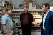 Im Rahmen der Ermittlungen befragen die Kommissare Stadler (Dieter Fischer, M.) und Hansen (Igor Jeftić, r.) Ludwig Reichl (Roland Schreglmann, l.) zu seiner Arbeitssituation im Keramikgeschäft des Opfers.