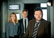 Das eingespielte Ermittlertrio von Brokenwood: Detective Mike Shepherd (Neill Rea, re.) mit Assistentin Kristin Sims (Fern Sutherland) und D.C Breen (Nic Sampson).