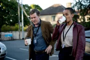 l-r: Barry Ward als Jason Mohan und Jeanne Nicole Ni Áinle als Fiona