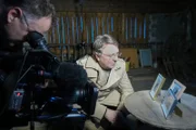 Gestalter Fritz Dittlbacher am Dachboden des Bauernhauses seiner Urgroßmutter. Er begibt sich in der Dokumentation auch auf die Spuren der eigenen Familiengeschichte.