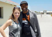 Moderatorin Wasiliki Goutziomitros mit Luyanda Mpahlwa.