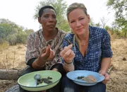 Gemeinsam mit Outshephile Letsine kocht Andrea Jansen Raupen
