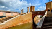 Die Emilia-Romagna ist eine italienische Region, die es lohnt zu entdecken. Während sich bei den Nachbarn in der Toskana die Touristen auf die Füße treten, geht es hier gemächlicher zu. Weite Landschaften, kleine Städte - es macht Spaß, sich im sogenannten "Bauch Italiens" umzusehen. - Comacchio.