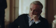 Bernhard Dardenne (Bernhard Schir) ist nicht begeistert davon, wie sich seine Kinder gegenseitig ausspielen.