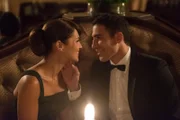 Miguel Ángel Silvestre as Alberto Márquez (re), Paula Echevarría as Ana Ribera (li), Raúl de la Riva, Alberto, Ana und Rita sind in Paris, um neue Stoffe zu kaufen. An diesem Wochenende verwirklichen Alberto und Ana ihren Kindheitstraum und können ihre Liebe endlich frei leben. Zur gleichen Zeit, in den Galerien, erhält Pedro einen unerwarteten Besuch, Max offenbart Doña Blanca die ganze Wahrheit und Luisa ist bedroht. Doña Gloria ist erneut mit Erpressung konfrontiert.