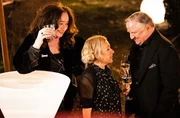 Gute Stimmung beim Abschiedsfest des renommierten Rechtsanwalts Friedhelm Fabian. Staatsanwältin Wilhelmine Klemm (Mechthild Großmann, li.) Rechtsmedizinerin Silke Halle (Christine Urspruch, mi.) und Kommissar Frank Thiel (Axel Prahl) haben ihren Spaß.