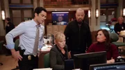 Die Detectives (v.l.) Nick Amaro (Danny Pino), Amanda Rollins (Kelli Giddish), Odafin Tutuola (Ice-T) und Olivia Benson (Mariska Hargitay) suchen die Täter, die einen Pfarrer verprügelt haben sollen.