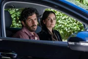 Franzi Berger (Paula Schramm, r.) und Luiz Vieira dos Santos (Thiago Braga de Oliveira, l.) bei der Observierung eines Verdächtigen.